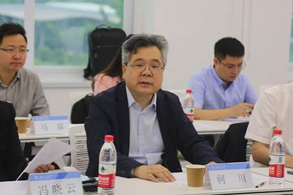 一群人坐在桌子前描述已自动生成